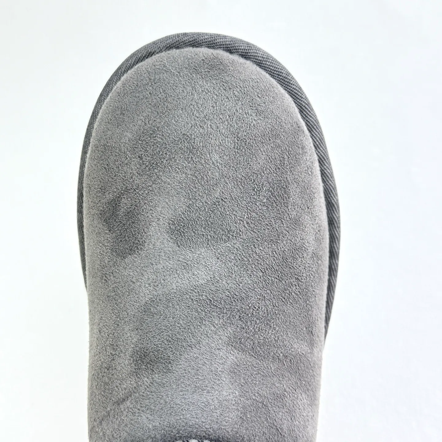 💰360 6222 Classic Mini II Mini classic short boots 2.0 Shoe shaft height: about 14CM Upper: Made of 17mm fur-integrated sheepskin, with a pre-treated water-repellent and anti-fouling coating Insole: 17mm sheepskin insole Sole: Treadlite by UGG™ light wing technology outsole - non-slip, cushioning, wear resistance, and good elasticity Heel: Leather heel label with embossed brand LOGO Size:35 36 37 38 39 40